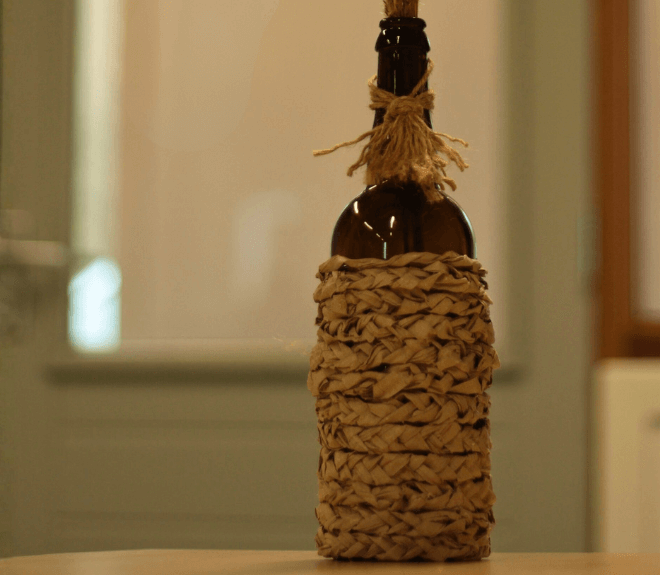 met karton versierde fles